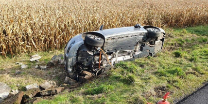 U Březnice převrátil řidič auto na bok, dvě ženy skončily v nemocnici