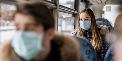 V Česku poprvé přibylo téměř 15 000 nakažených covidem za den