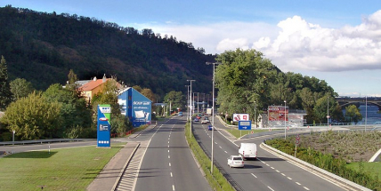 Autobusový pruh na Strakonické dostal zelenou