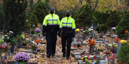 Městští strážníci zvýšili dohled na hřbitovech, policisté se zaměřují na řidiče