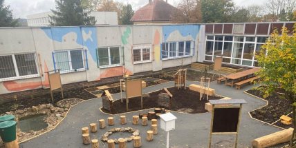 Prvouka u jezírka, přírodopis mezi lučním kvítím. ZŠ pod Svatou Horou má nové zázemí pro výuku venku