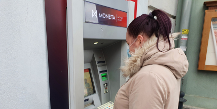 Banky kvůli koronaviru omezují otevírací dobu poboček