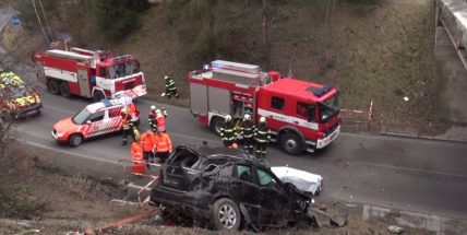 Na rychlostní silnici R4 včera přišli o život dva lidé, komunikace byla uzavřena