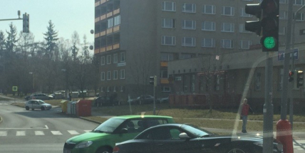 Nehoda blokuje jízdní pruh v Seifertově ulici