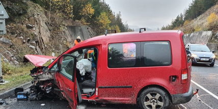Čelní střet dvou vozidel komplikuje dopravu na Strakonické