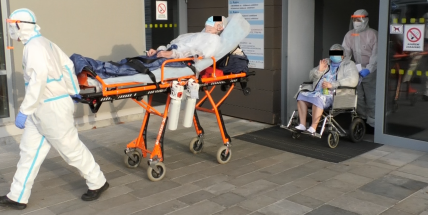 Záchranáři převezli z Příbrami na Vinohrady deset pacientů s covidem