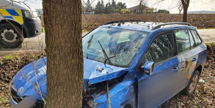 Na Příbramsku narazilo auto do stromu, pro řidiče spěchal vrtulník