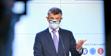 Vláda chce prodloužit nouzový stav, omezila počet lidí v obchodech