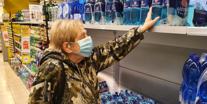 Obchody mohou mít od pondělí otevřeno déle. Zmírní se i další omezení, nedělní zákaz zůstal