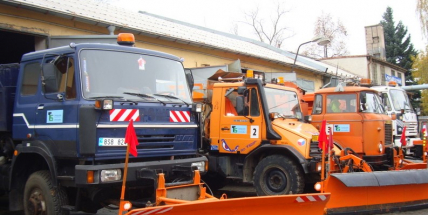 Už může padat. Velkokapacitní frézy i lopaty jsou přichystány