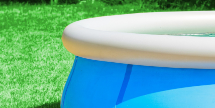 Zloděj vypustil a ukradl bazén, nyní mu hrozí až osm let ve vězení