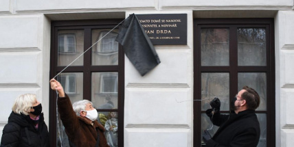 Pamětní deska Jana Drdy byla odhalena