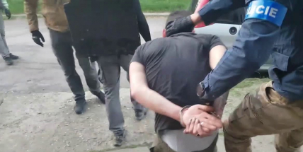 Zloděj se vloupal do auta a usnul, vzbudil ho až majitel