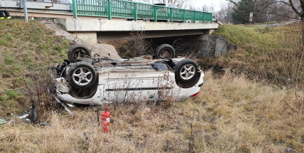 U Lhoty skončil Peugeot na střeše, řidič v nemocnici