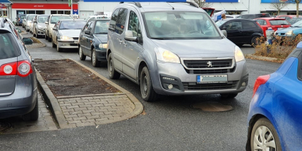 Lidé vzali obchody útokem. U Tesca kolabuje doprava