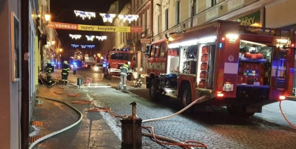 Hasiči likvidují požár nové pizzerie v Příbrami, mělo dojít i k zahoření firemního auta
