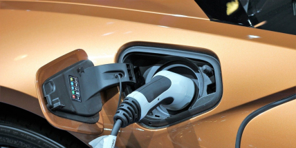 Rozjezdu elektromobility v Příbrami brání především vysoká cena aut