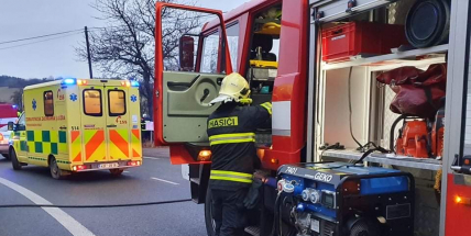 Ve Věšíně došlo k zahoření místnosti od krbu, požár likvidují tři hasičské jednotky