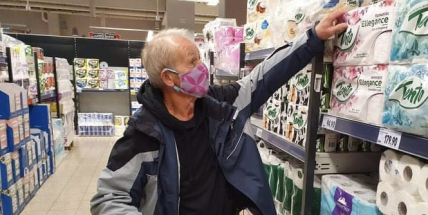 Přibylo nejvíc nakažených covidem za dva týdny, PES zůstává na čtvrtém stupni