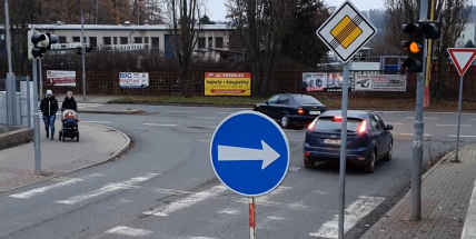 Čekání v koloně při výjezdu z obchodního centra se stává před Vánoci tradicí. Přednost zprava? Zapomeňte