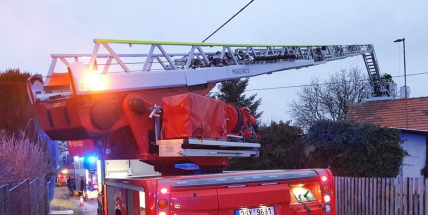 Hasiči vyjížděli k požáru střechy rodinného domu ve Vysoké Peci