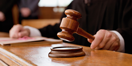 Rodině v pomalejším autě rozbil na dálnici D4 okno. Za agresivní jízdu mu potvrdil odvolací soud 6 let ve vězení