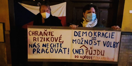 Na složitou situaci hospod má upozornit řetěz z půllitrů