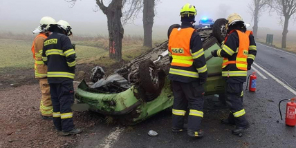 U Těchařovic skončilo auto na střeše, jeden zraněný