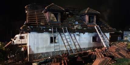 Při nočním požáru v Ohrazenicích zemřel muž, čtyři zranění