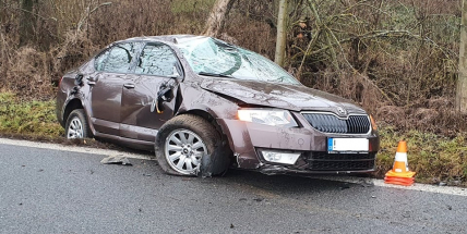 Nezvládla průjezd zatáčkou a narazila do betonového mostku