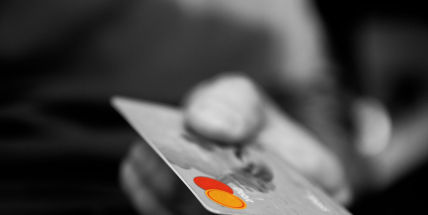 Žena v Dobříši našla platební kartu a založila mezi své. Později si prý neuvědomila, že s ní platí