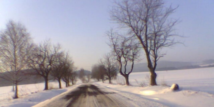 Ve středních Čechách místy sněžilo, u Obecnice havaroval autobus