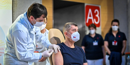 Lidé nemusí mít obavu, vakcína je bezpečná, řekl Babiš a nechal se naočkovat