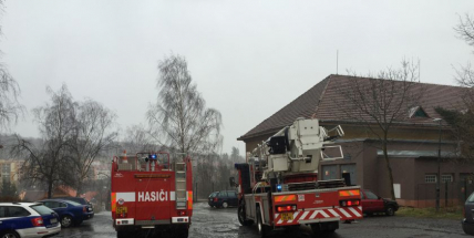 Na tělocvičnu gymnázia spadl strom