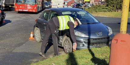Po nehodě tří aut kolabuje doprava v Milínské ulici
