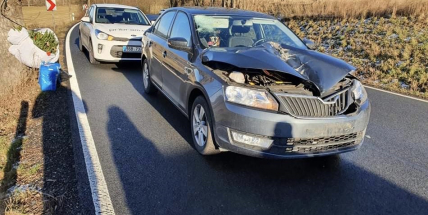 Kus ledu z projíždějícího kamionu vletěl na auto, řidič vyvázl bez zranění