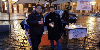 V Praze vznikl na protest proti vládním opatřením světelný řetěz