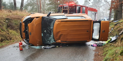 U Hrachova skončilo auto na boku, řidička vyvázla bez zranění
