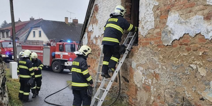 Bezdomovci si na zahřátí rozdělali v rozpadlé budově oheň. Plameny se rozšířily na střechu