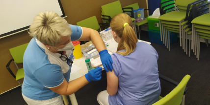V příbramské nemocnici dnes začalo očkování zdravotníků