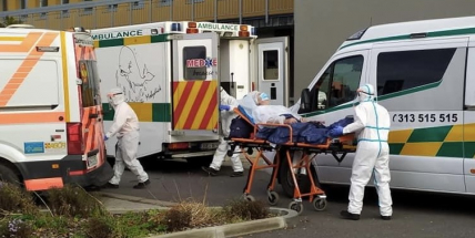 Do příbramské nemocnice míří na pomoc vojáci. Vedení stáhlo zaměstnance z dovolených, pomáhají i budoucí sestřičky