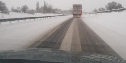 Na středočeských silnicích včetně dálnic místy leží zbytky sněhu