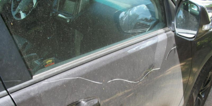 V opilosti ničil vše kolem sebe, včetně auta