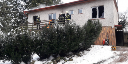 Nemohoucí důchodkyně si zapálila cigaretu, od které vznikl požár. Hasiči ji z hořícího domu zachránili