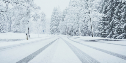Meteorologové varují před silným větrem, tvorbou sněhových jazyků, sněžením a náledím