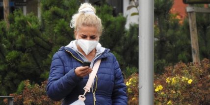 Roušky pomáhají při zpomalení šíření covidu, potvrdila studie