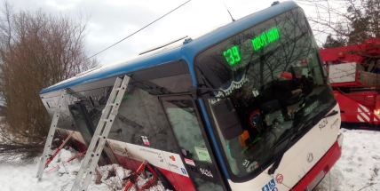 Na Příbramsku skončil po nehodě autobus v příkopu, nikdo se nezranil
