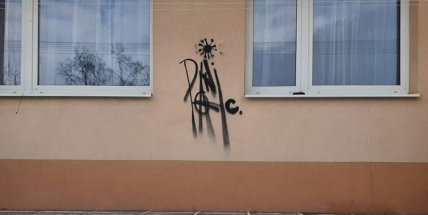 Příbram má nezvané umělce. Sprejeři poničili fasády několika domů