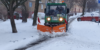 Odklízení sněhu ze silnic a chodníků zaměstnává technické služby. Tvorba sněhových jazyků hrozí až do večera