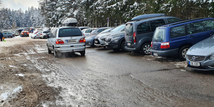 O víkendu zažili obyvatelé Orlova dopravní peklo. Návštěvníci Brd obsadili celou obec parkujícími vozy